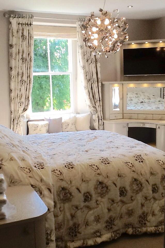14202751_916591591801784_4994226288064189939_n Bedroom with matching curtains, pillows, and bedsheets