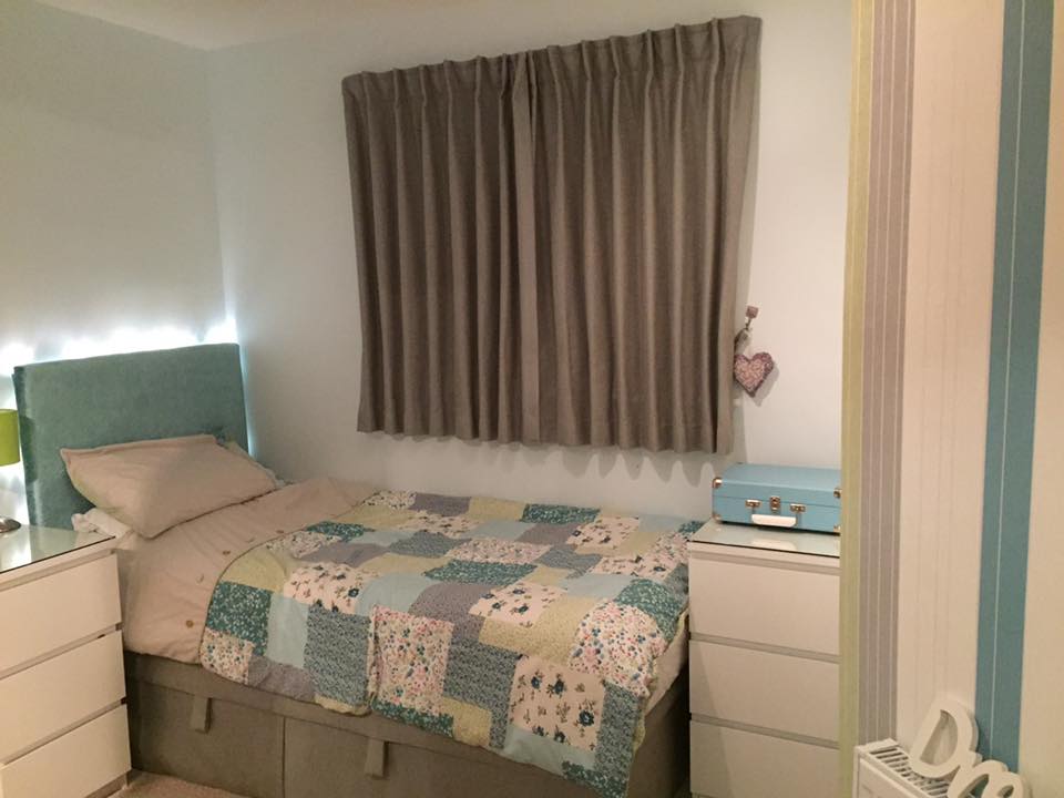 14641894_959329910861285_7528716517205383470_n Grey curtains and patchwork quilt